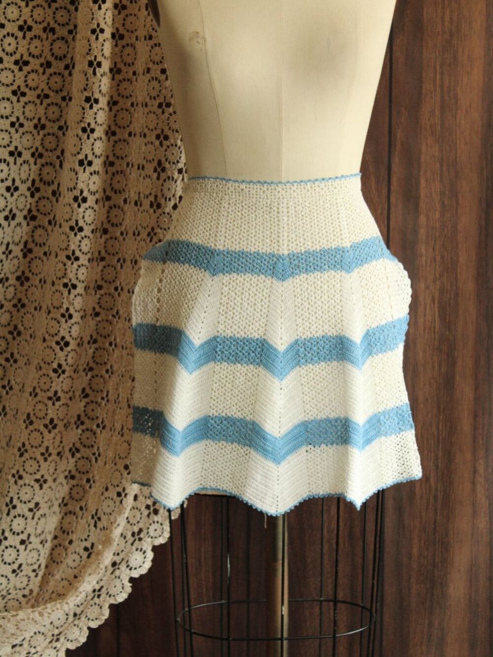 Vintage 1950s 1960s Half Apron, Crocheted in White and Blue, Retro Kitchen - Picture 4 of 11